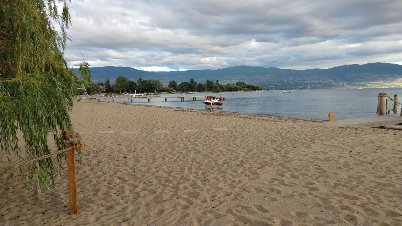 Beds By The Bridge Acomodação com café da manhã Kelowna Exterior foto